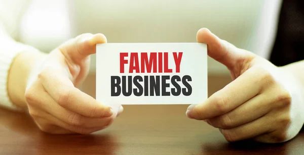 Zakenman Met Een Kaart Met Tekst Family Business — Stockfoto