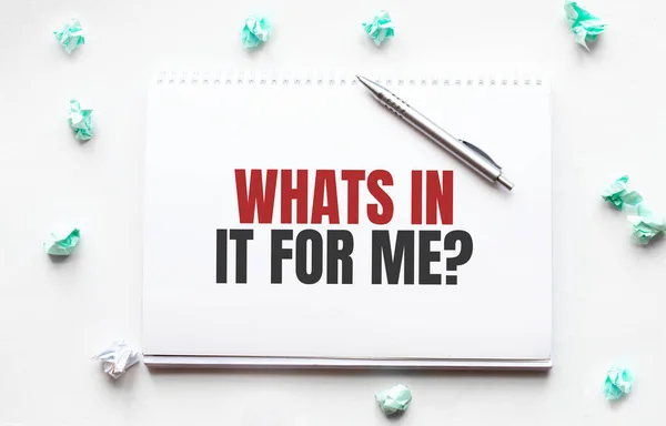 Boş çarşaf, kalem ve buruşuk kağıt toplar gri masada, düz yatıyordu. Bu işte benim çıkarım ne?