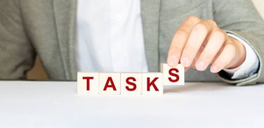 Kelime TASKS ahşap yapı taşları ile yapılır