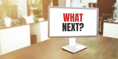 Ekrandaki NEXT metni ile modern ofiste görüntüle