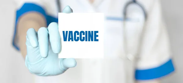 Doktor Elinde Bir Kart Tutuyor Yazılı Vaccine Tıbbi Konsept — Stok fotoğraf