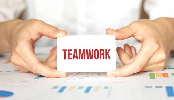 Бізнес Леді Тримає Карту Текстом Teamwork — стокове фото