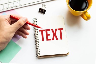 İş konsepti. Not defterinde notlar, hesap makinesi, gözlük, kalem, kalem ve beyaz arkaplan için TEXT beyaz sayfa