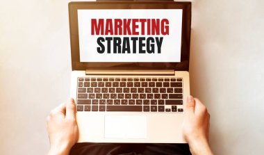 Genç adam dizüstü bilgisayarını kontrol ediyor. Metin İşaretleme BAKANLIĞI