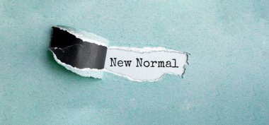 Yırtık kahverengi kağıdın arkasında görünen NEW NORMAL metni