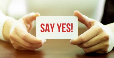 Elinde bir kart tutan işadamı evet diyor.