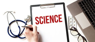 Doktor elinde kağıt ve kalem tabağı tutuyor. Metin bilimi, tıbbi kavram.