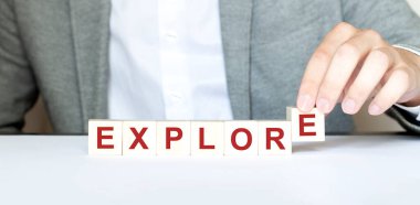 Kelime ExPLORE ahşap yapı taşları ile yapılır