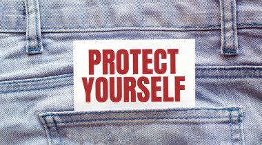 Kotun cebinden çıkan beyaz bir kağıttaki kelimelerden kendinizi koruyun. İş konsepti