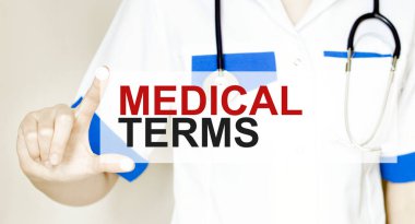 Doktor elinde tıbbi terimler içeren bir kart tutuyor, tıbbi kavram.