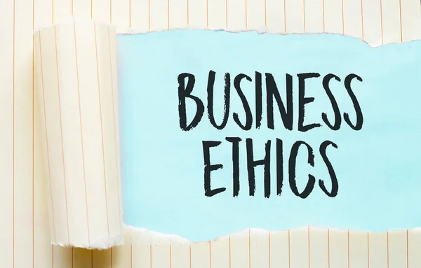 Text Business Ethics Objevuje Roztrhaným Bílým Papírem — Stock fotografie