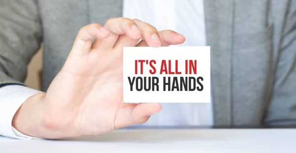 Empresário Segurando Cartão Com Texto Está Tudo Suas Mãos — Fotografia de Stock