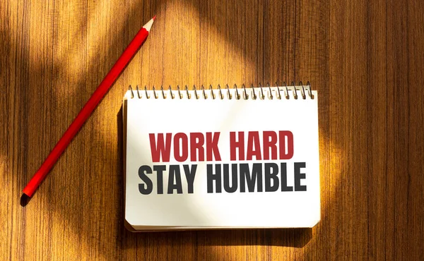 Caneta Vermelha Bloco Notas Com Texto Trabalho Hard Fique Humble — Fotografia de Stock