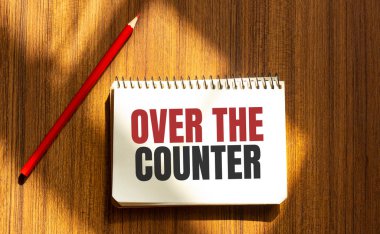 Beyaz arkaplanda COUNTER üzerinden metin ile kırmızı kalem ve not defteri