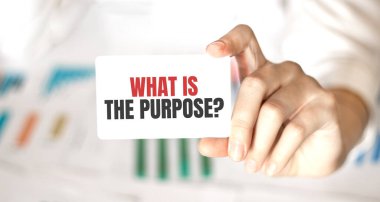 Bir iş kadını elinde yazılı bir kart tutuyor. FİLM nedir?