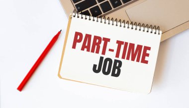 Dizüstü bilgisayar, kırmızı kalem ve beyaz arkaplanda part time iş içeren not defteri