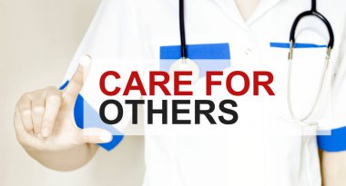 Doktorun elinde diğerleri için mesaj kutusu var. Tıbbi konsept.