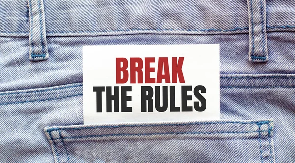 Kotun cebinden çıkan beyaz bir kağıttaki kuralları çiğne. İş konsepti