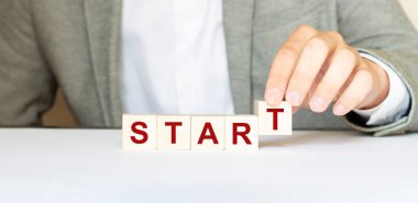 Tahta yapı taşlarından yapılmış bir kelime.