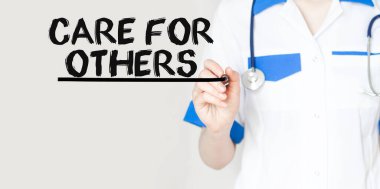 Ötekiler için metin bakımı yazan doktor. Kalemi olan insanlar, tıbbi konsept.