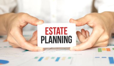 İş kadını elinde mesaj içeren bir kart tutuyor.