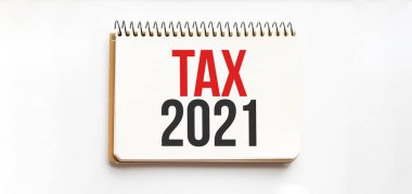 Üzerinde TAX 2021 yazan bir not. Beyaz arka plan. İş dünyası