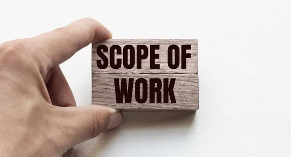 Tahta bloklar tutan bir işadamının eli. Kavramsal görüntü. Çalışma Konsepti Metin Kapsamı başarılı.