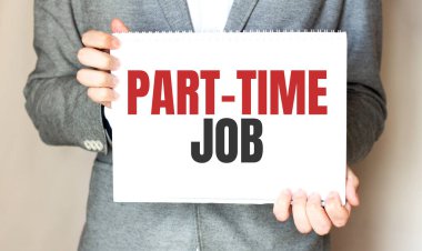 İş adamının elinde kısa zamanlı bir iş kartı var.