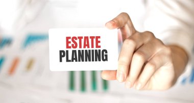 İş kadını elinde mesaj içeren bir kart tutuyor.