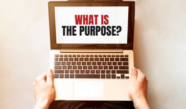 Genç adam dizüstü bilgisayarını kontrol ediyor. SİLAHın ne olduğunu yaz