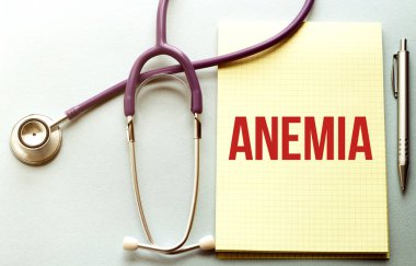 Mor arkaplanda, ANEMIA yazılı sarı listeli steteskop var.
