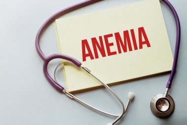 Mor arkaplanda, ANEMIA yazılı sarı listeli steteskop var.
