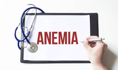 Doktor elinde ANEMIA yazılı bir kart tutuyor, tıbbi konsept.