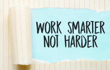 Yırtık beyaz kağıdın arkasında gözüken metin SMARTER Not Harder