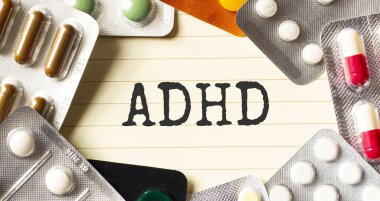 Beyaz arkaplandaki ADHD mesajını gönder. Yakınlarda çeşitli ilaçlar var. Tıbbi konsept.