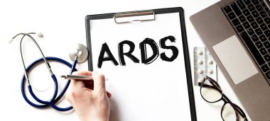 Doktor elinde ARDS yazılı kağıt tabak tutuyor, tıbbi konsept.