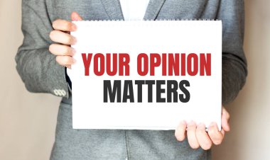 İş adamı elinde yazılı bir kart tutuyor. Fikrin önemli.