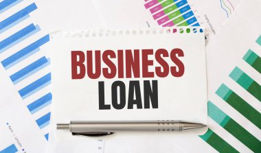 İş kredisinin yazılı olduğu kart. Diyagram ve beyaz arkaplan