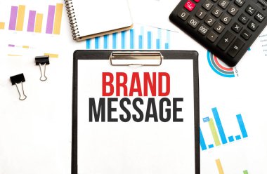 Mesajlı kâğıt tabak markalı. Diyagram, hesap makinesi, not defteri ve beyaz arkaplan