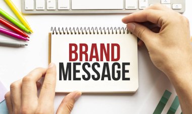 İş adamı not defterini Brand mesajıyla birlikte tutuyor. Beyaz arka plan. İş dünyası
