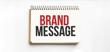 Mesajlı not: Brand Mesajı. Beyaz arka plan. İş dünyası
