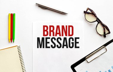 Kağıt tabak, gözlük, not defteri, beyaz arka planda kalem ve kalemler. İş konsepti. Metin Markası Mesajı