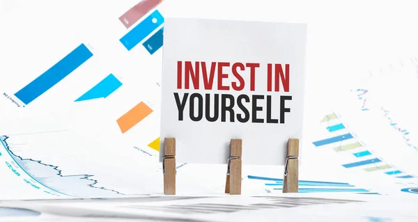Invest Yourself Text Pappersark Med Diagram Tärningar Glasögon Penna Bärbar — Stockfoto