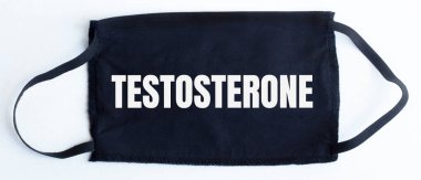 Siyah arkaplanda TESTOSTRONE metni olan siyah tek kullanımlık koruyucu maske.