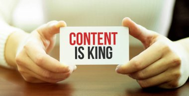 İçinde metin olan bir kart tutan işadamı kraldır.