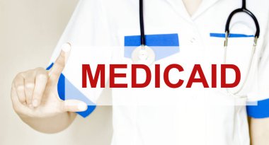 Doktorun elinde yazılı bir MEDICAID tıbbi kavramı var.