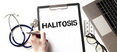 HALITOSIS yazılı kağıt tabak tutan doktor, tıbbi konsept