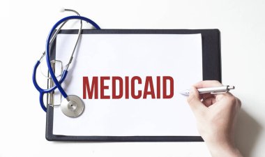 Doktor elinde kağıt bir tabak tutuyor. Tıbbi konsept, tıbbi yardım mesajı.