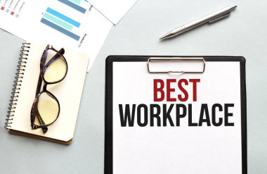 İş konsepti. Not defteri beyaz arkaplanda gözlük ve notlar için en iyi çalışma kağıdıdır.