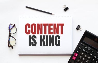 İş konsepti. Metin içerikli defter, notlar, hesap makinesi, gözlük, kalem, kalem için beyaz arkaplanda bulunan beyaz kağıttan oluşan kral kağıdıdır.